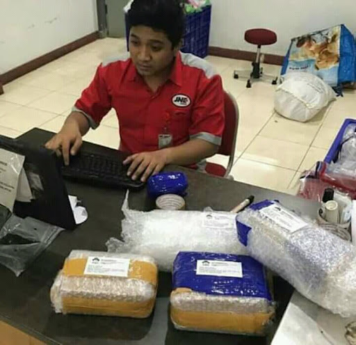 JNE ExpressAGEN FERY TENDRY